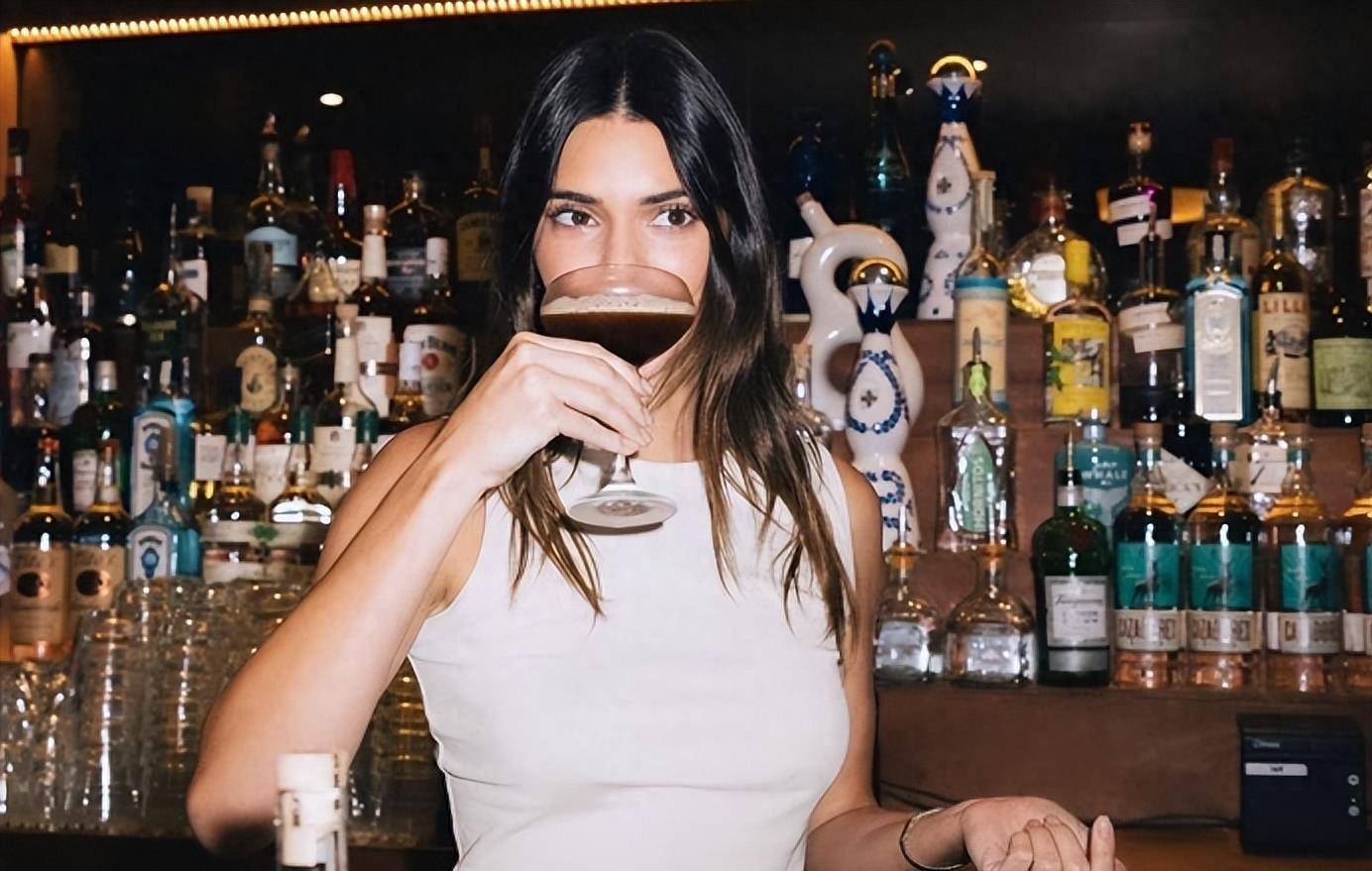 詹娜穿深v裙街拍,九头身绝了!