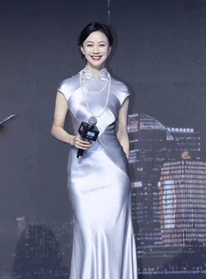 服了倪虹洁,穿旗袍戴珍珠像个姨太太,45岁的曲线是真惊艳_造型_风格