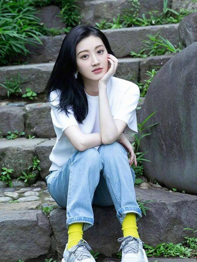 景甜是一位中国女演员,她的演艺生涯充满了挑战和成就.