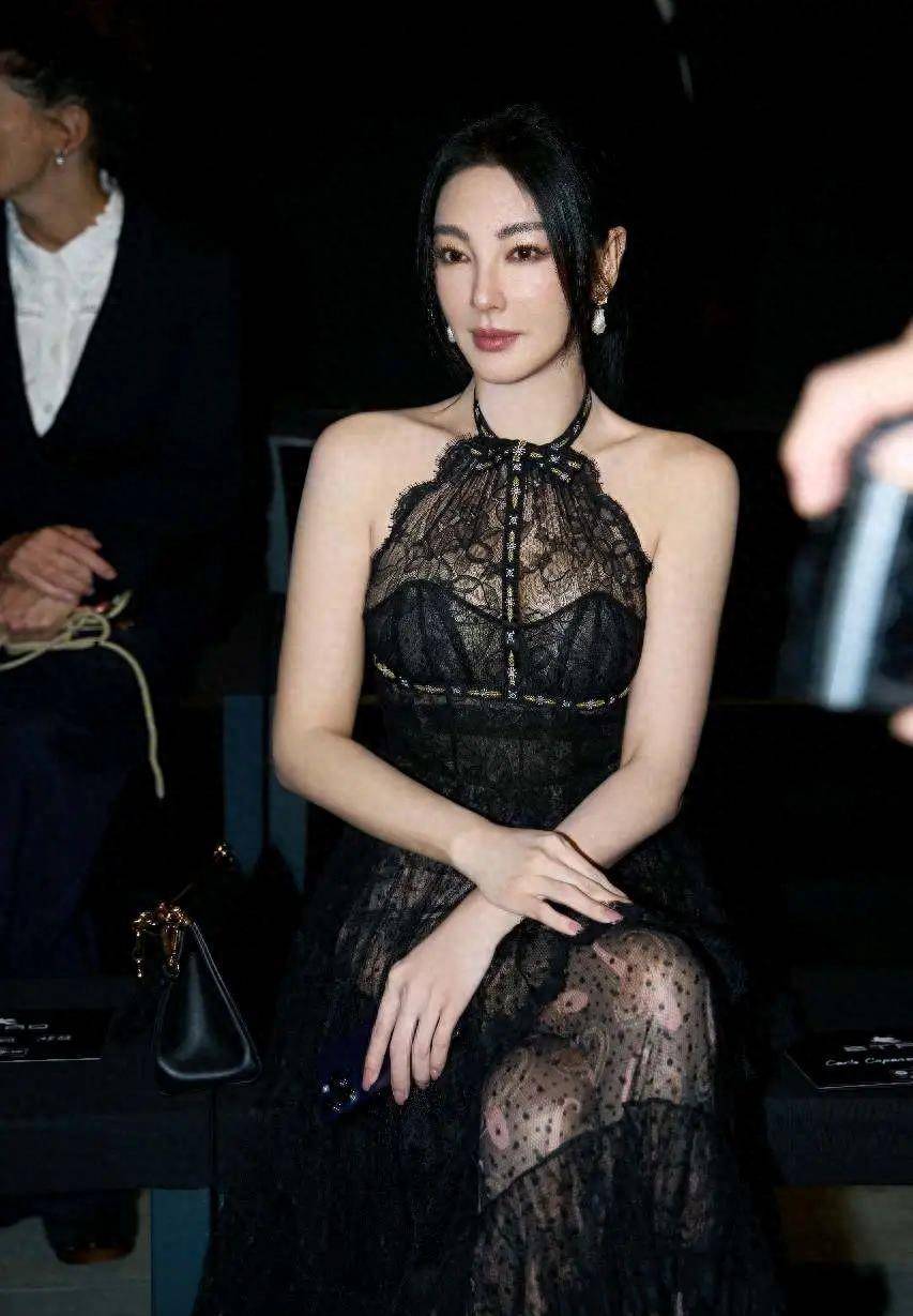 张雨绮镂空透明蕾丝裙的性感画面就像一朵盛开的黑玫瑰,娇媚迷人_魅力