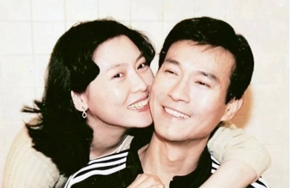 不难发现,郑少秋和卢慧茹的关系不好,官晶华没有表态会去处理后事