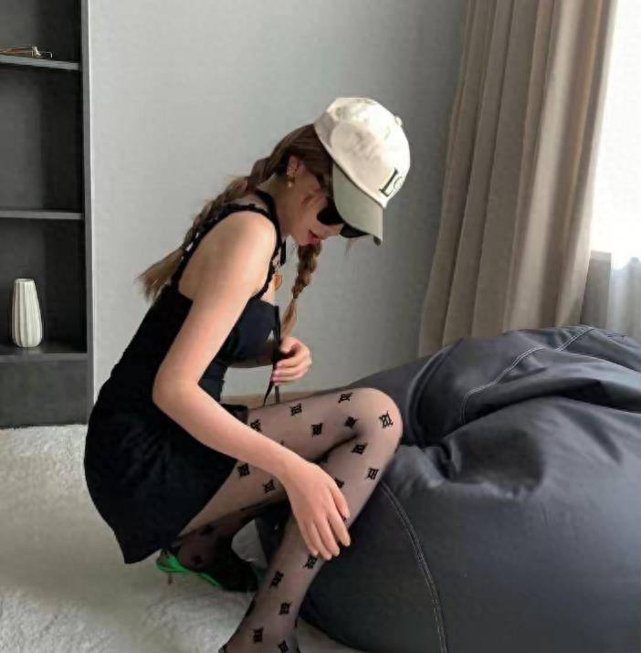 虞书欣再次挑战另一个维度,黑色字体的袜子和背带,魔力十足!