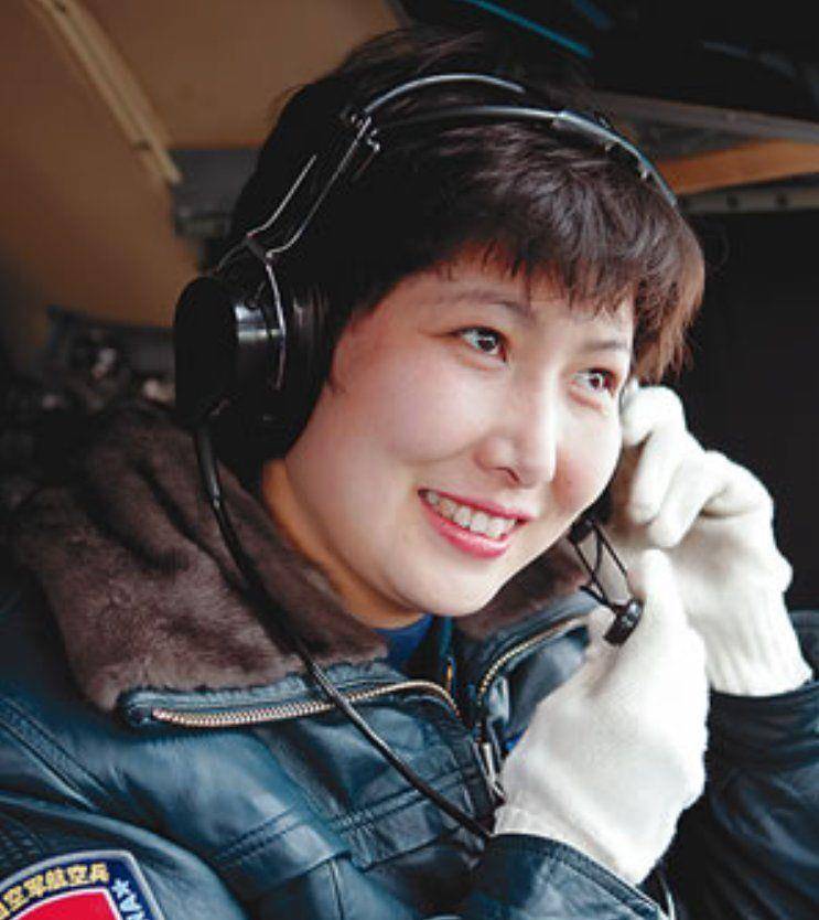 女飞行员刘文力:33岁患乳腺癌,术后5个月归队,15年后成女将军_众人