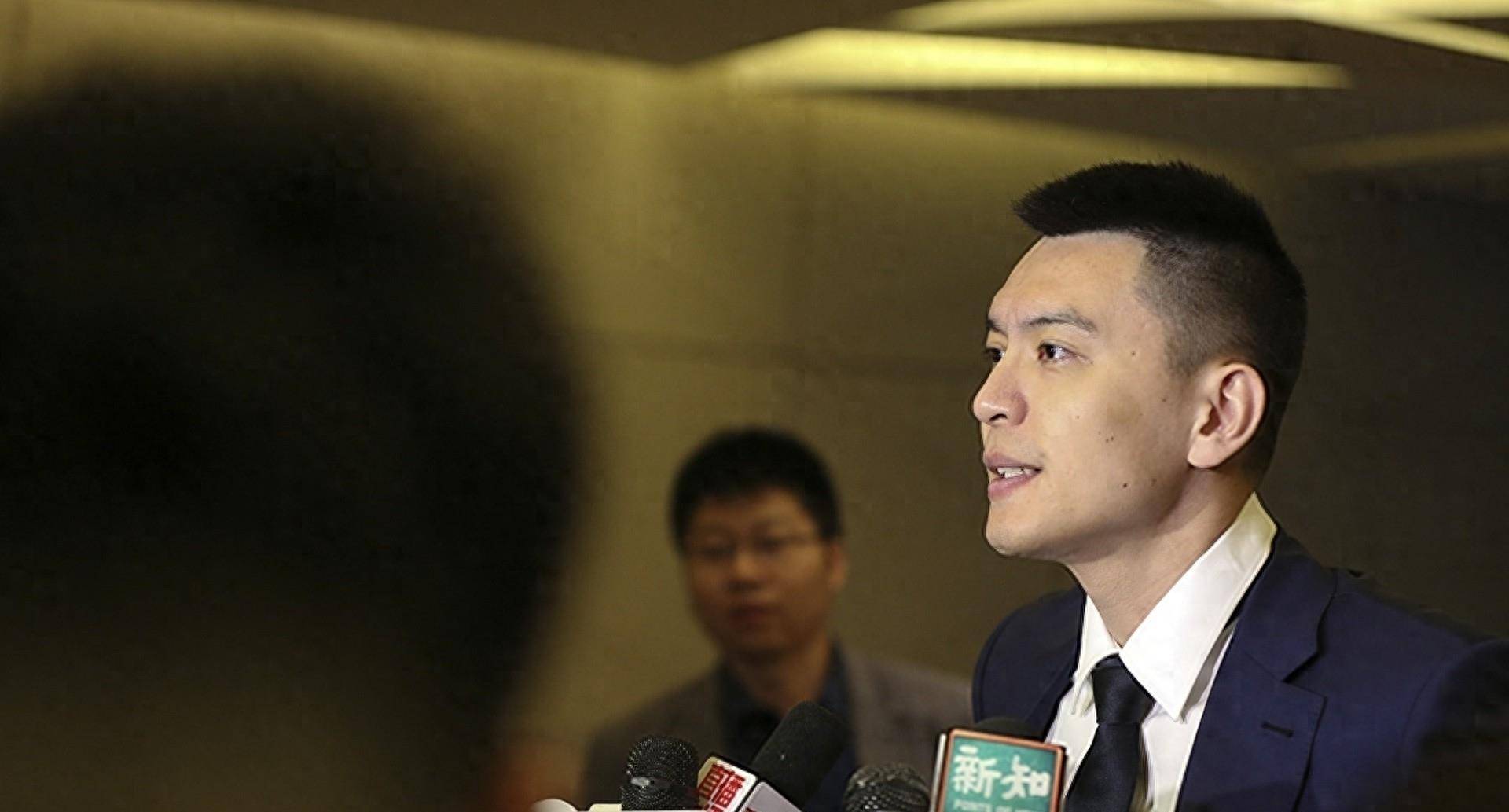 作为一名年轻教练,他在执教初期面临着质疑和挑战,但他用自己的天赋和