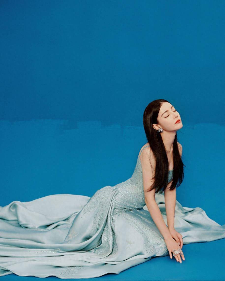 《迪丽热巴蓝色人鱼公主造型:完美展现她的美丽与美丽》_颜色_连衣裙