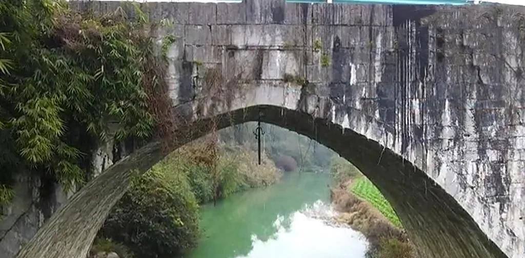 贵州石桥下挂着斩龙剑,相传为防走蛟,200年来无人敢动_人们_桥梁_拱桥