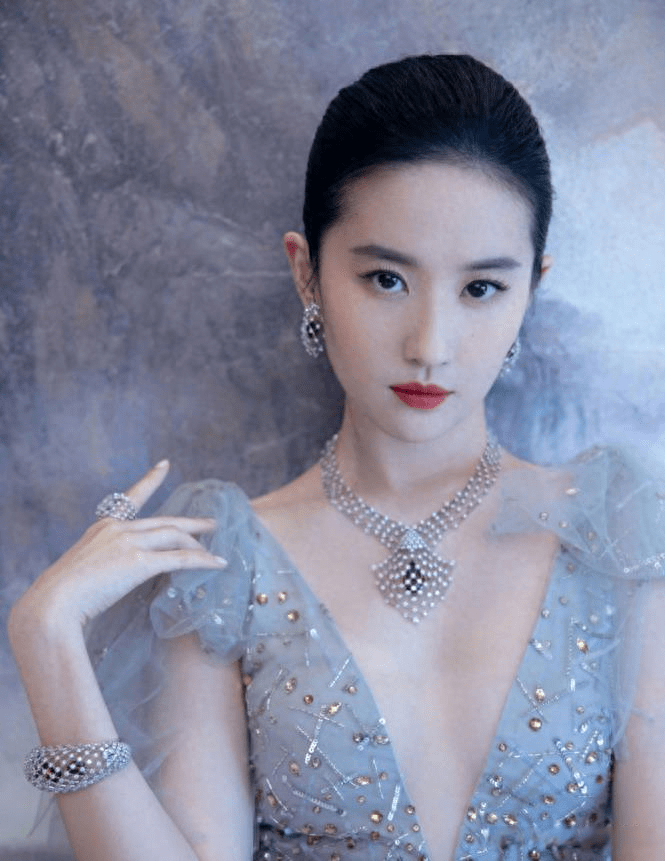 刘亦菲好节俭,拍戏的椅子用了18年,表示:用顺手了真的很好用_作品