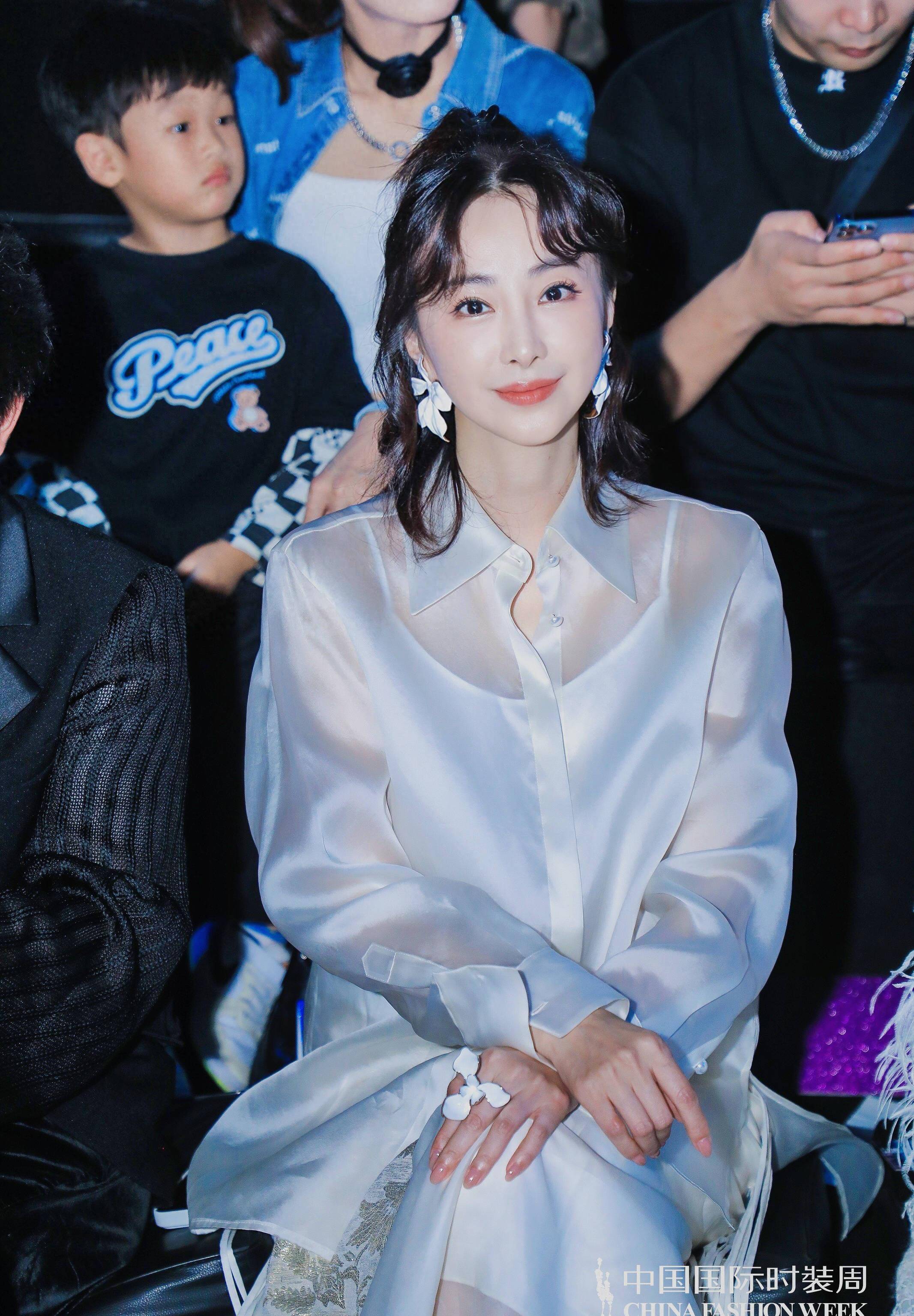 演员林静出席中国国际时装周,新旗袍 多巴胺很时髦_品牌_电视剧_衣服