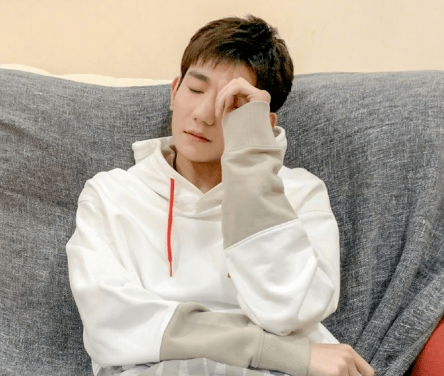 其中,王源选择了出去留学,或许他认为国外的教育环境更好,并且在外国