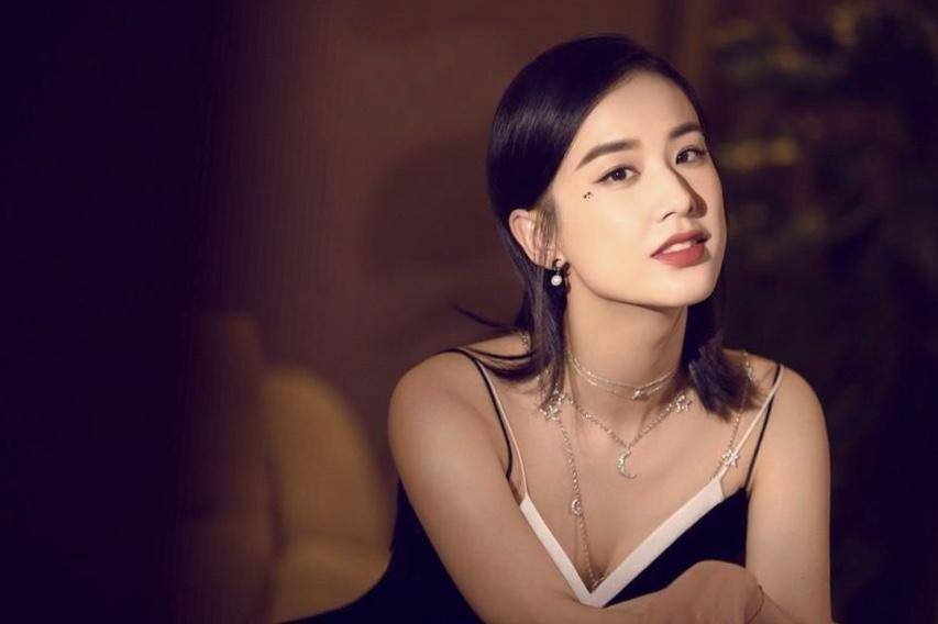2023年友情出演的民国情感剧《鬓边不是海棠红》播出,在剧中颠覆形象