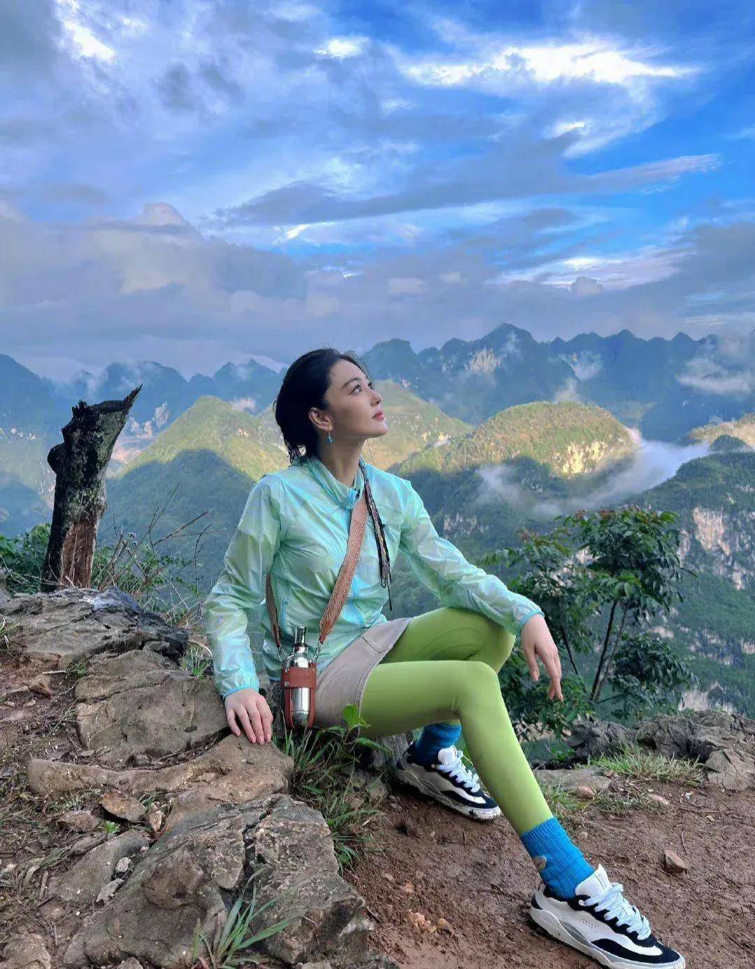 张馨予穿瑜伽裤爬山,竟成网红打卡地,网友说是广西百色浩坤湖.