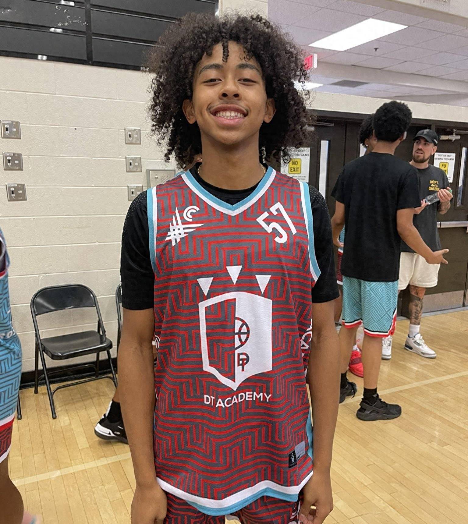 这位16岁的华裔混血少年名叫杰克逊(jackson),他的父亲是中国人,母亲