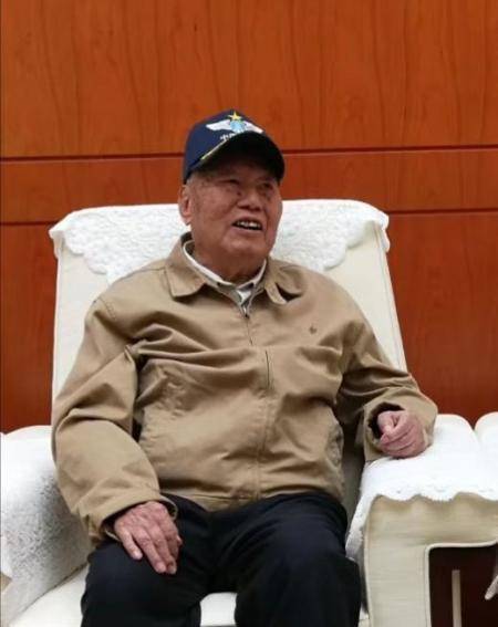 组织上准备提拔他为空6师副师长,可是空军司令刘亚楼却当面找到他,"