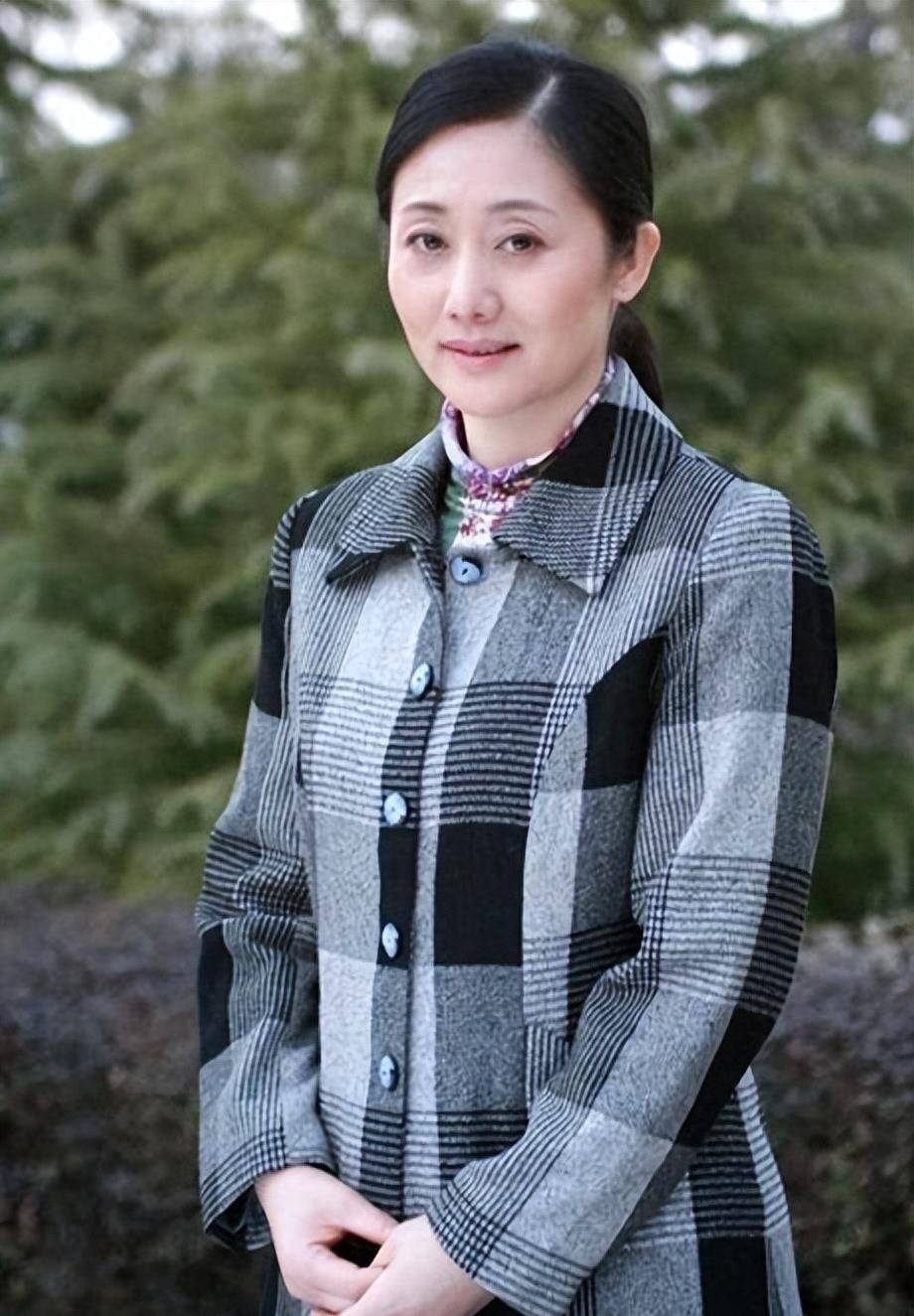 当我看57岁赵丽娟的衣服时,我发现:普通的衣服,黑色的直发,优雅时尚