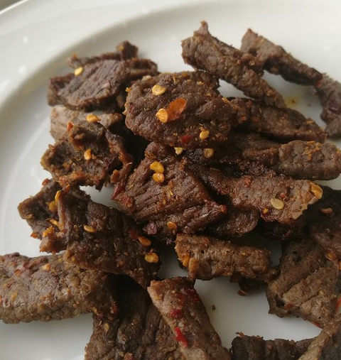 by行小丫配料:雪花牛肉200克,烧烤料40克,酱油30克,糖10克,芝麻15克
