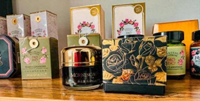 玫莉蔻黑玫瑰时光胶囊精华油用油来滋养肌肤,让肌肤焕发迷人容颜_皮肤