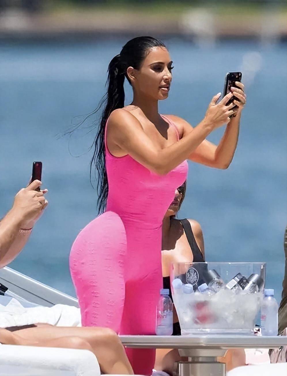 金卡戴珊穿比基尼秀出s型身材,黄金腰臀比比极品姐妹还要好_海滩_生活