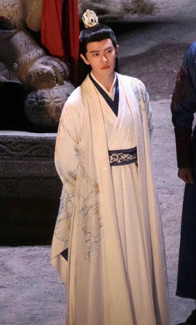 任嘉伦新剧《流水迢迢》路透曝光,一袭白衣儒雅从容,帅气十足_保护