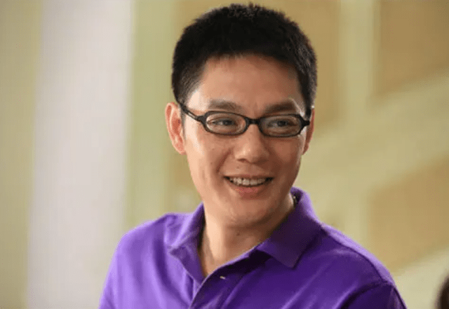 周丽淇吃海南鸡饭,神秘吉他男子出镜,傅程鹏体贴照顾近况周丽淇_儿子