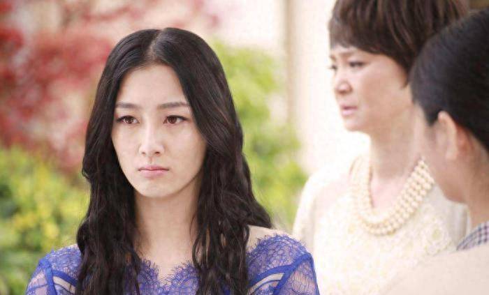 直到周冬雨出演了千古玦尘》的上古,叶青又演了锦衣之下》的女二号