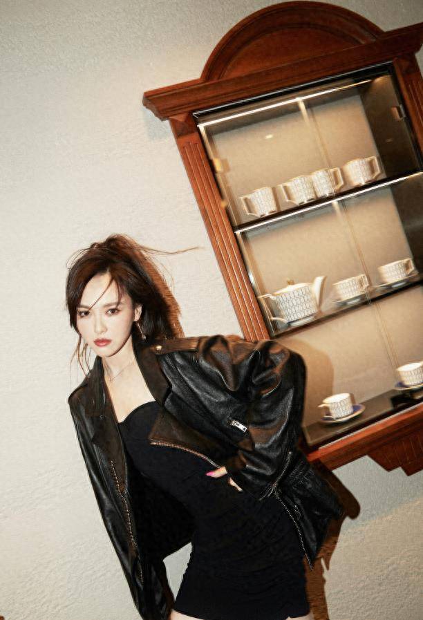 唐嫣挑战"御姐装",穿黑皮衣还敢抹身材,撩起头发后谁能不心动?