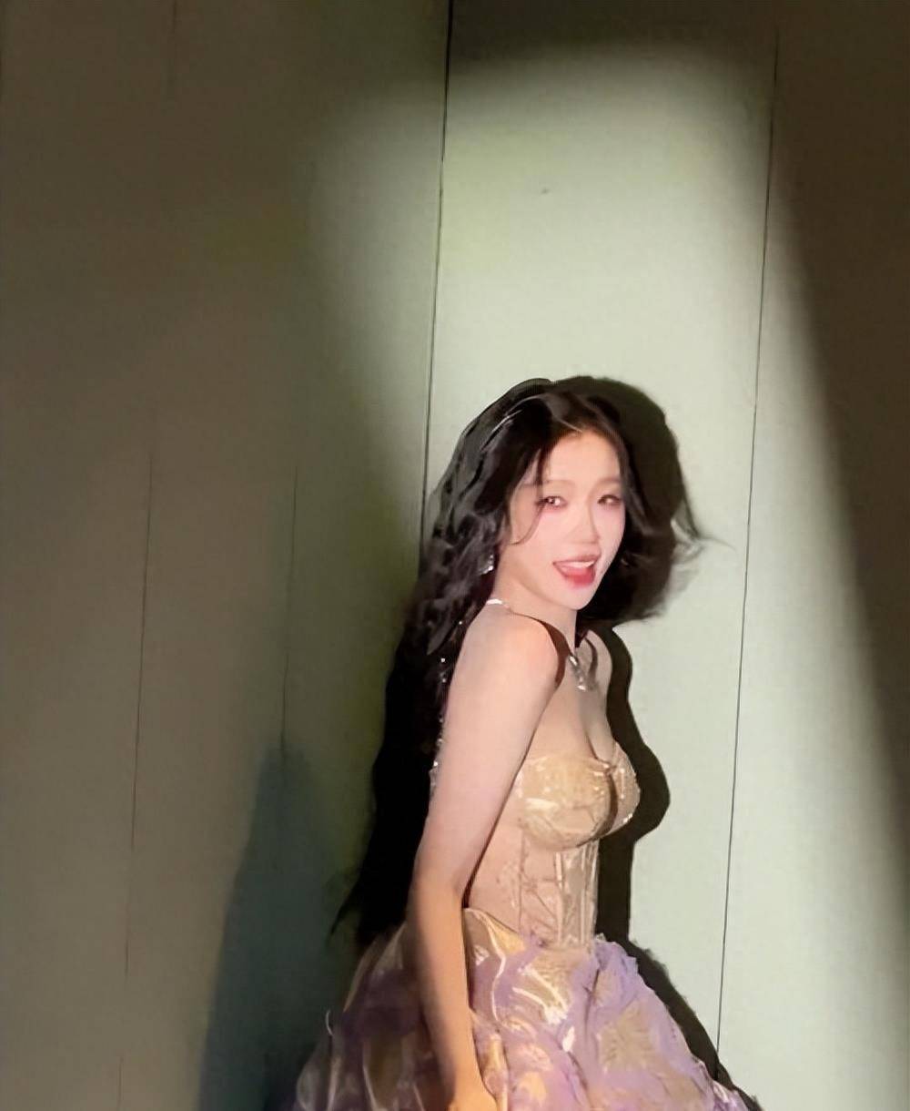 虞书欣身穿紧身抹胸裙,秀出好身材,高贵优雅_时尚_舞台_的设计