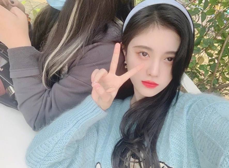 鞠婧祎姐姐同穿一件毛衣,同样做出"嘟嘴"表情装美和真美的区别_感觉