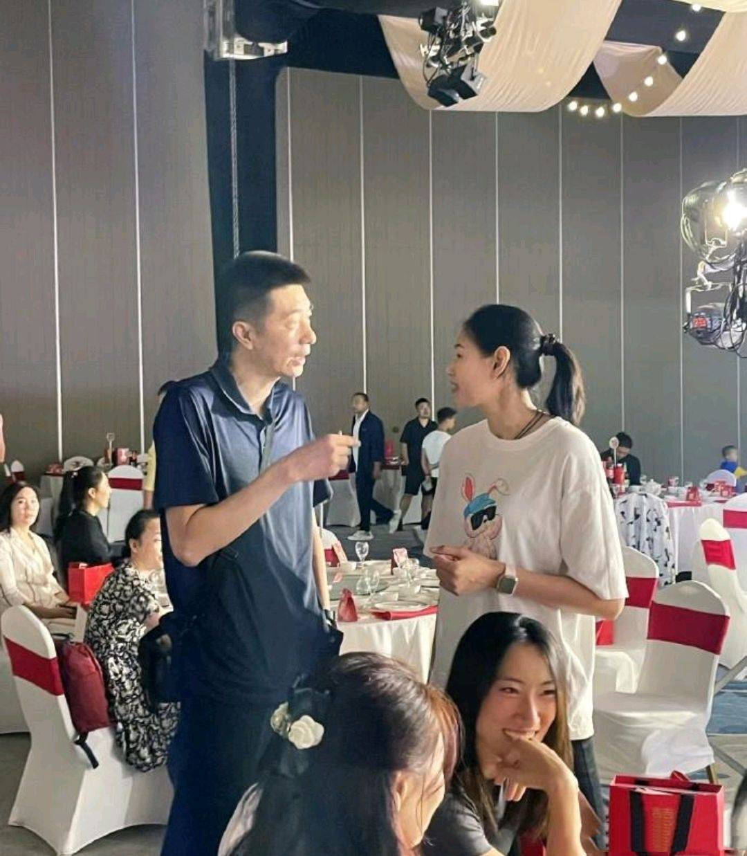 现身刘晓彤婚礼,颜妮穿着朴素,张常宁秀品牌,丁霞安家杰太意外_山东