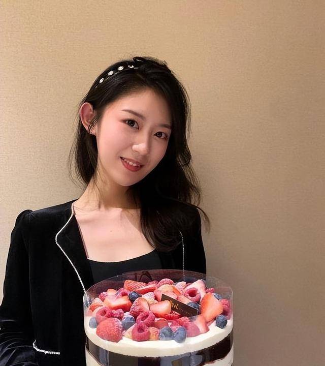 张镇麟前女友吴梓钰秀旗袍自拍,展现完美身材和迷人颜值_生活_照片