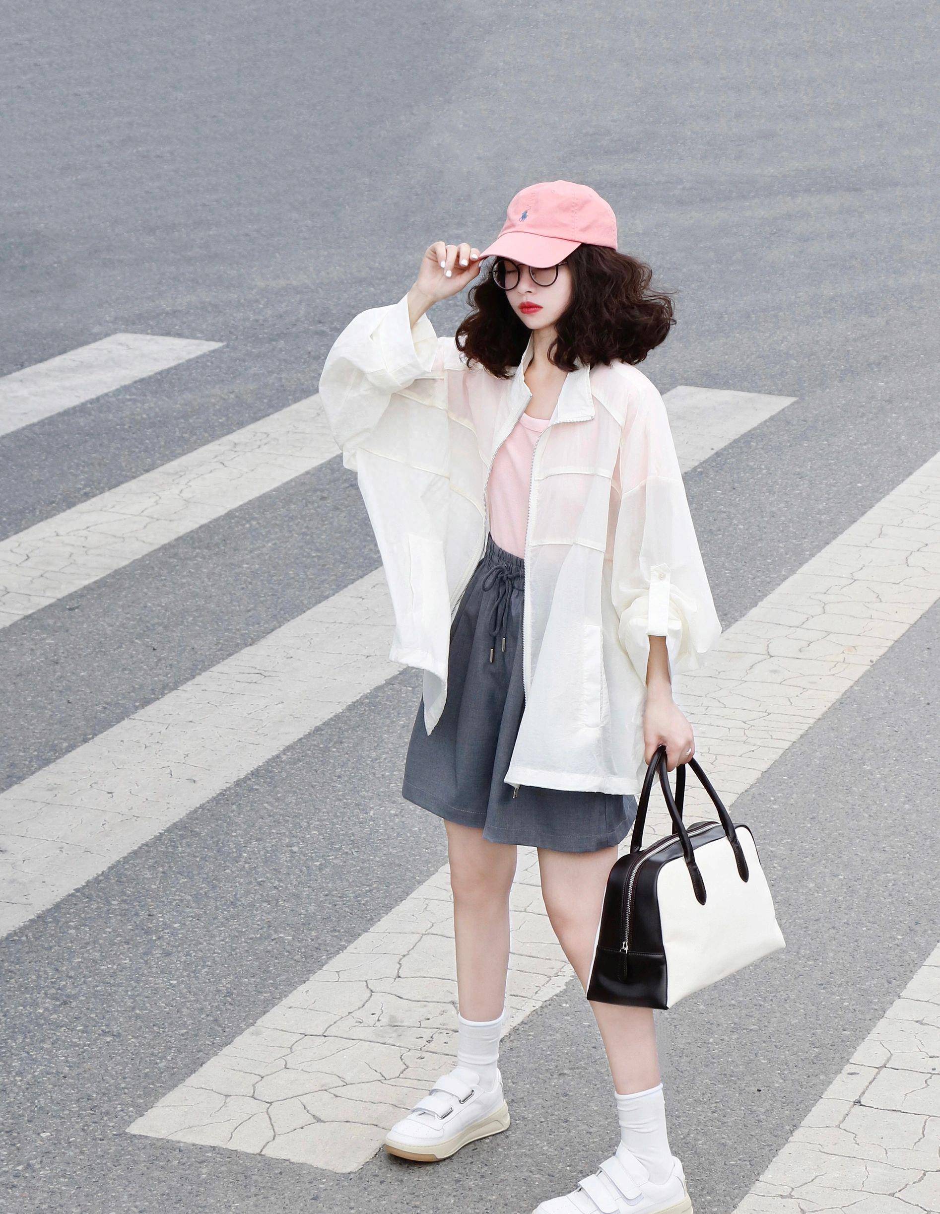 今年夏天流行一种穿搭叫"露袜装",显高又时尚又好看!