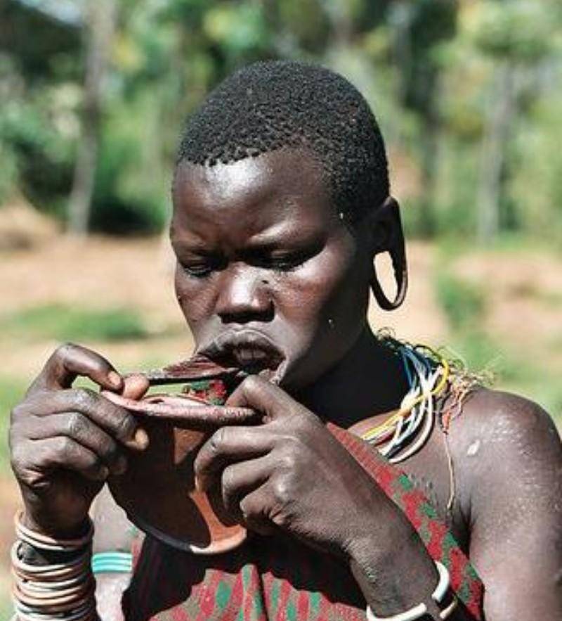 非洲原始部落"唇盘族":嘴唇上盘子尺寸越大,收到的彩礼就越多_生活