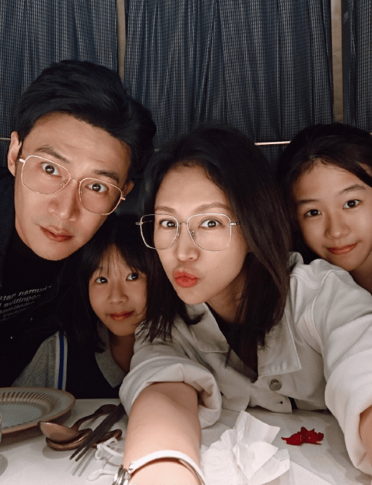 47岁发量浓密像戴假发,与15岁女儿似孪生兄妹_鲍蕾_胡彦斌_一家人