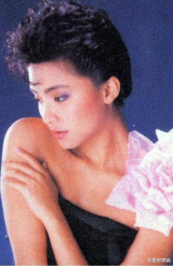 她和刘德华演过床戏,闪婚嫁入豪门退圈,如今满头白发依旧靓丽_萧红梅