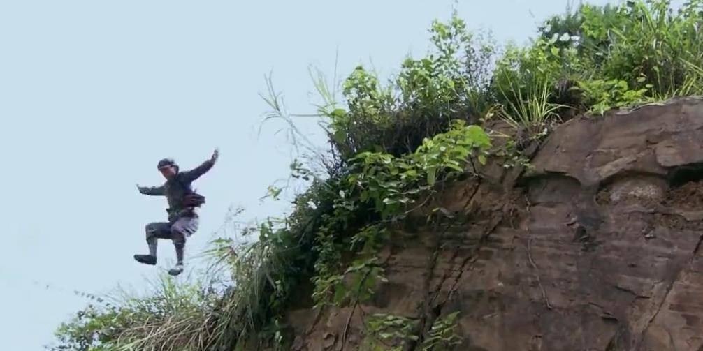 影视剧中的女红军跳崖向后是追兵,向前是悬崖,难道要束手待毙吗?