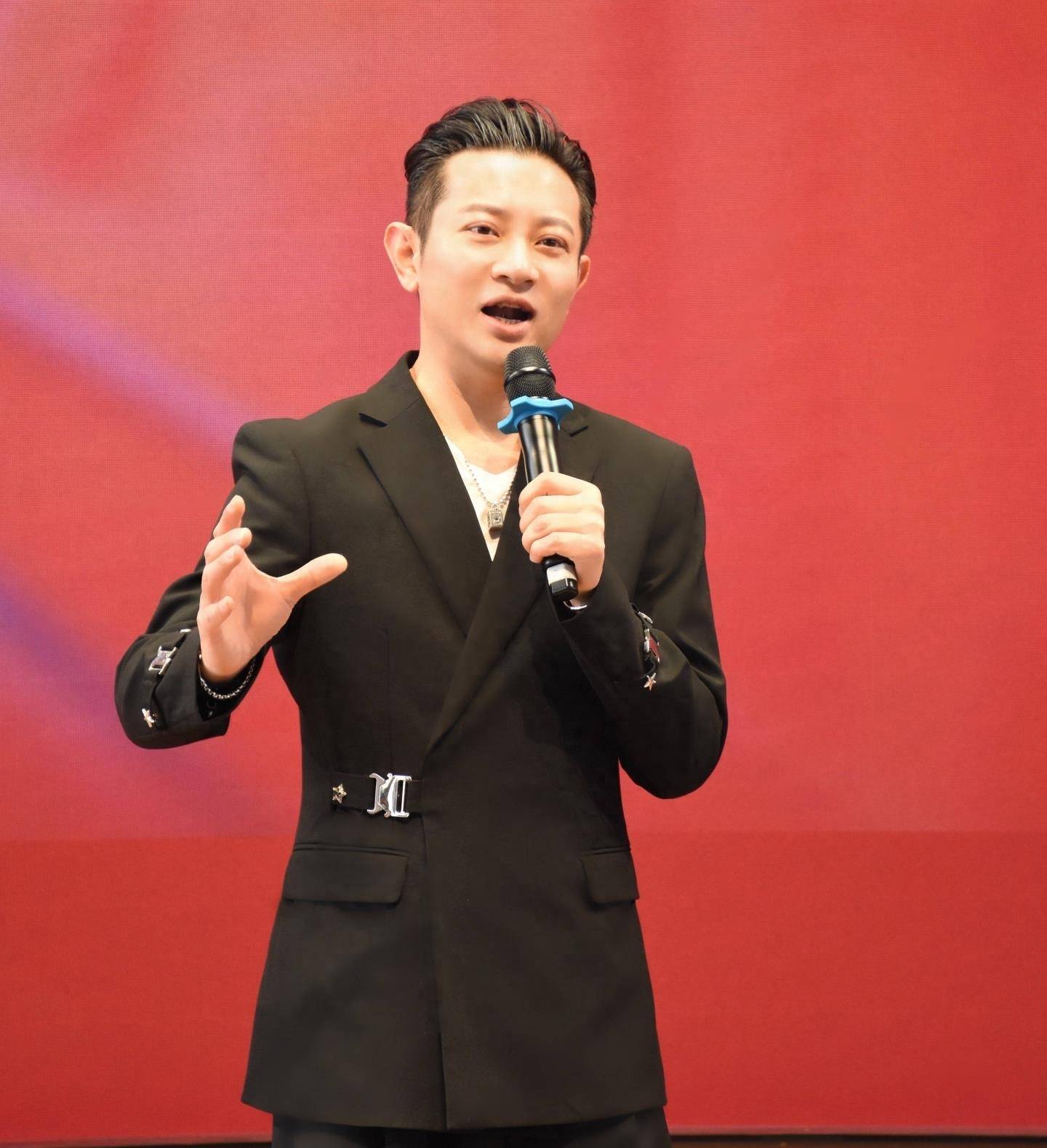 唱《星光灿烂》的他曾多次登上春晚,经常登上大舞台.