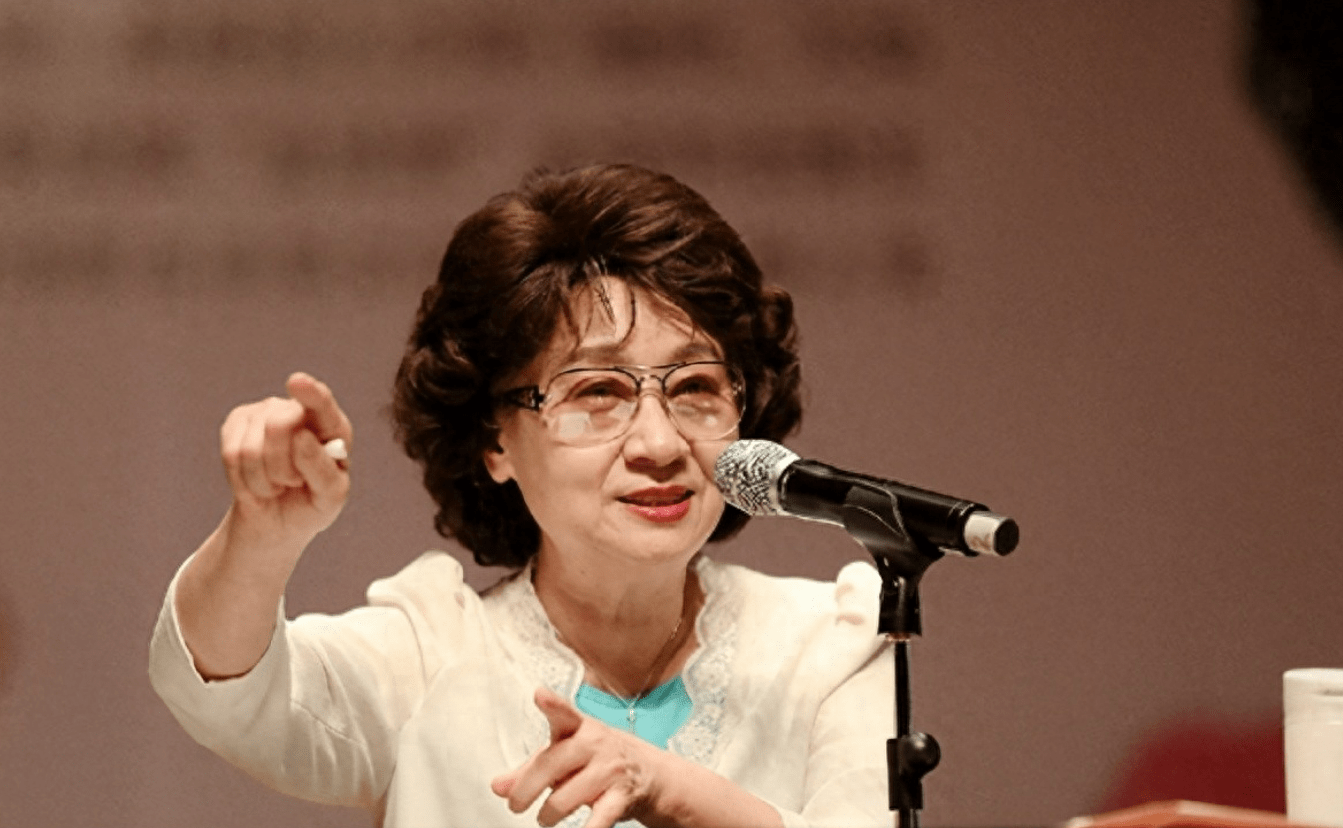 72岁主持人张悦:在央视发展多年,退休后被返聘,今活成最美姥姥_节目