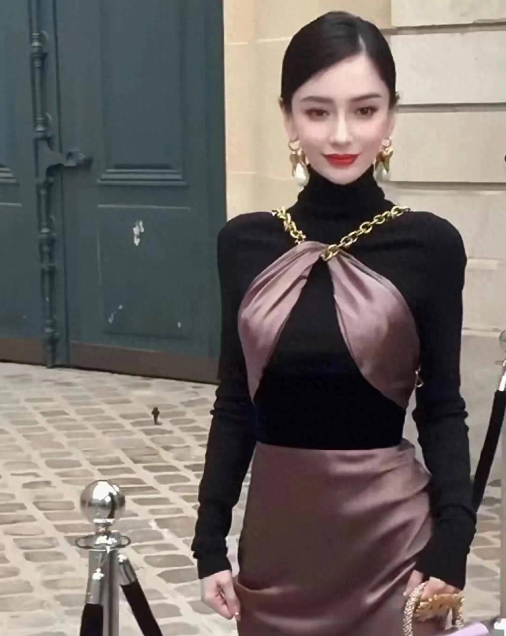 angelababy金链真丝礼服亮相巴黎时装周