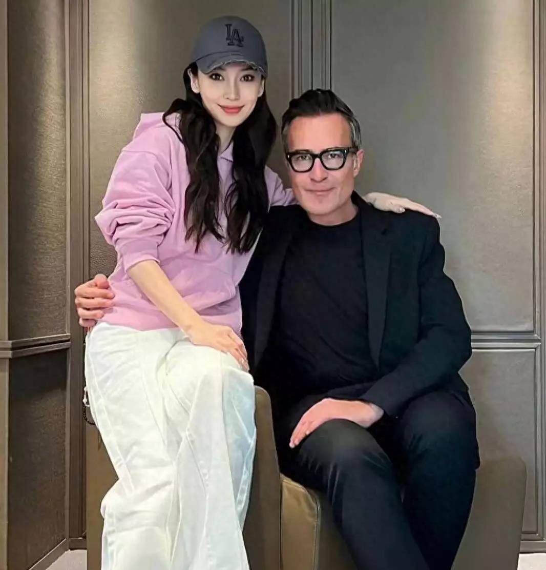 杨颖晒与lv总监合照,她的广告疑似开始遭到排查,上位史被扒出来_成功