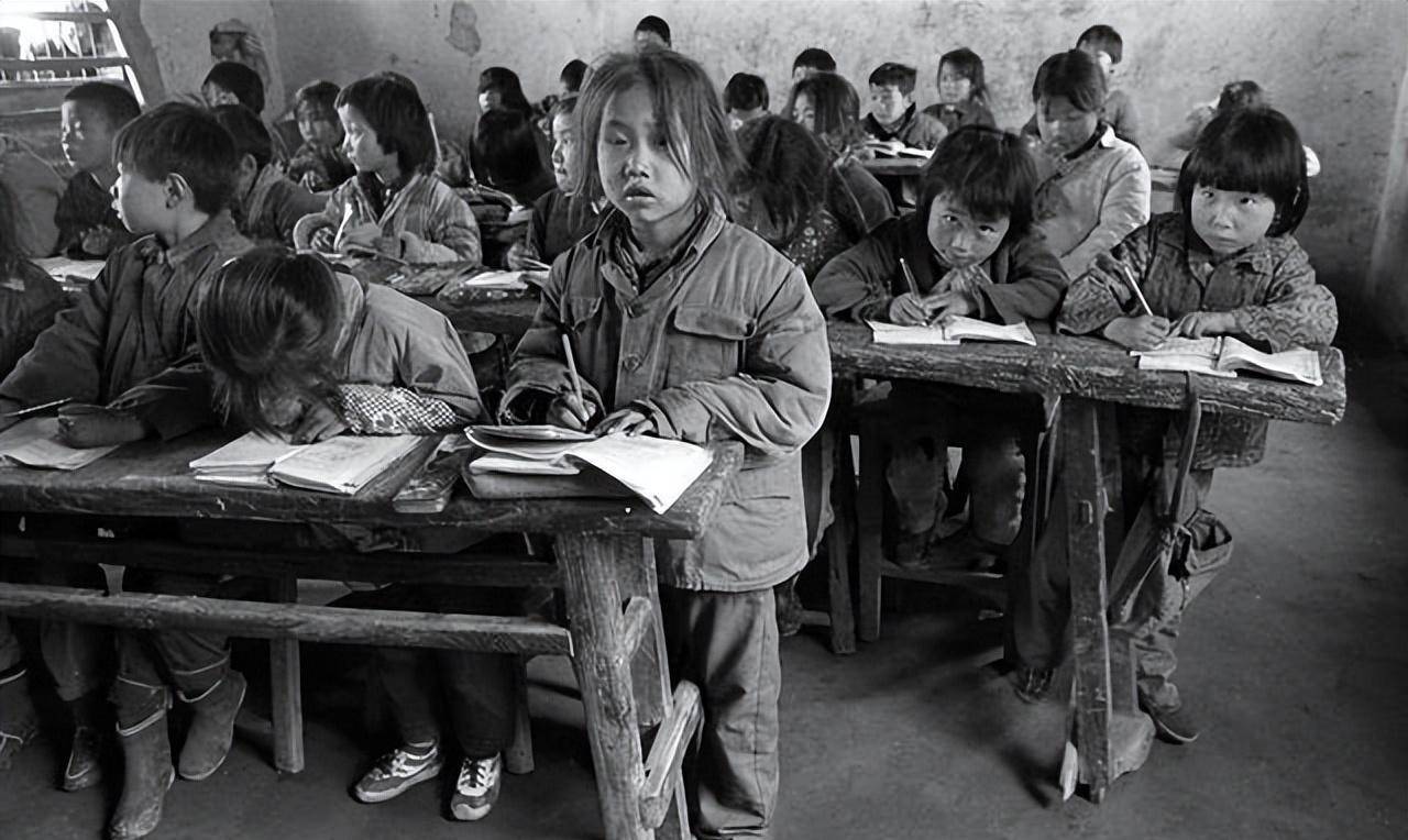 张湾小学破旧地跟旧时的牛棚都快差不多了,低矮的校舍没有电灯,孩子们