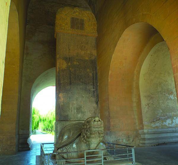 朱棣长陵:十三陵中规模最大,1955年考古人员挖了3天后匆忙撤走_神道