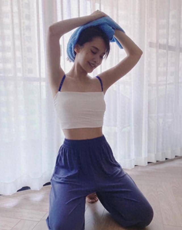 杨丞琳又带火了a字跪,看她双腿怎么放的,体重过百模仿不来_look_时尚