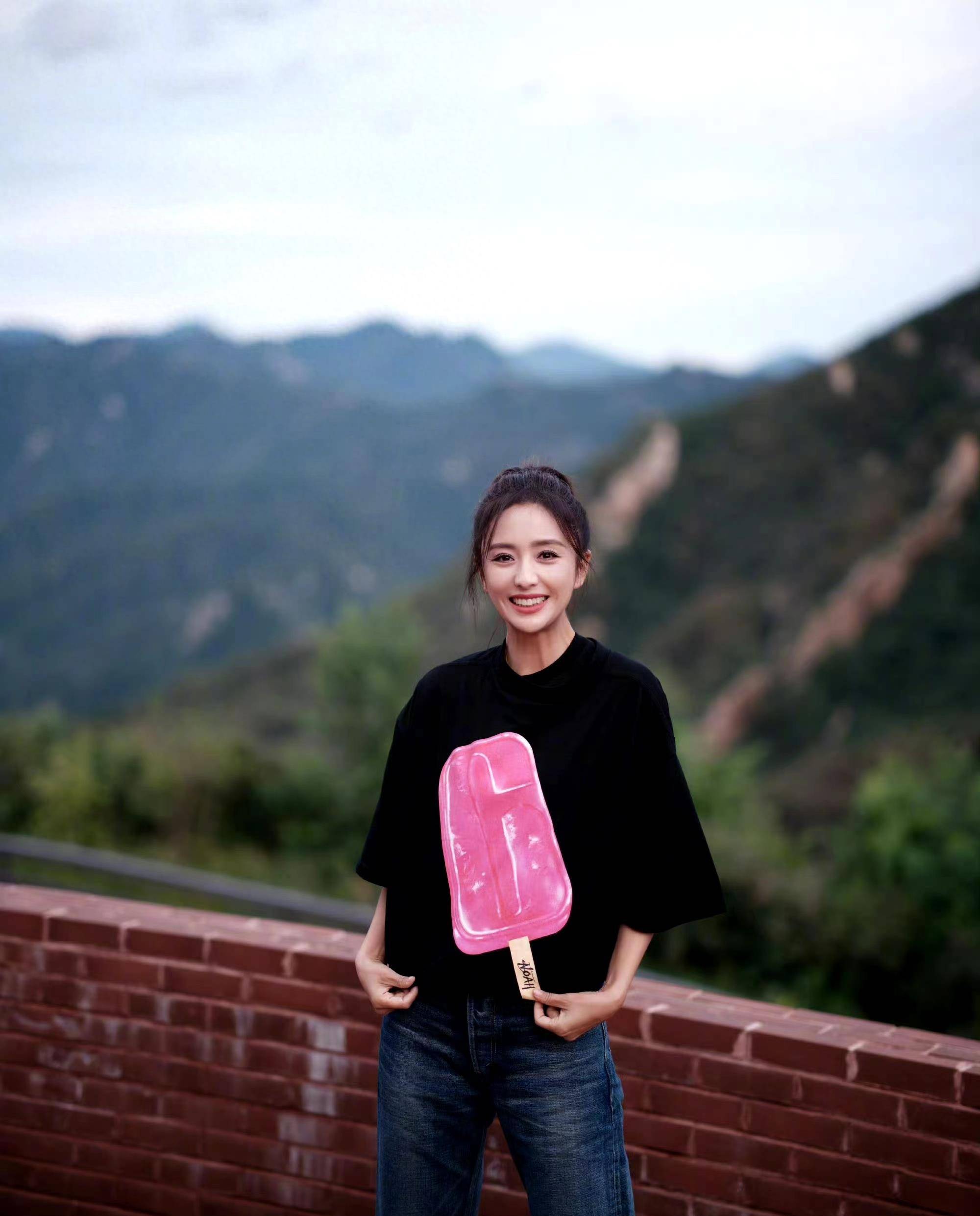 佟丽娅晒出游客身穿宽松t恤搭配破洞牛仔裤的照片,简单休闲,非常青春!