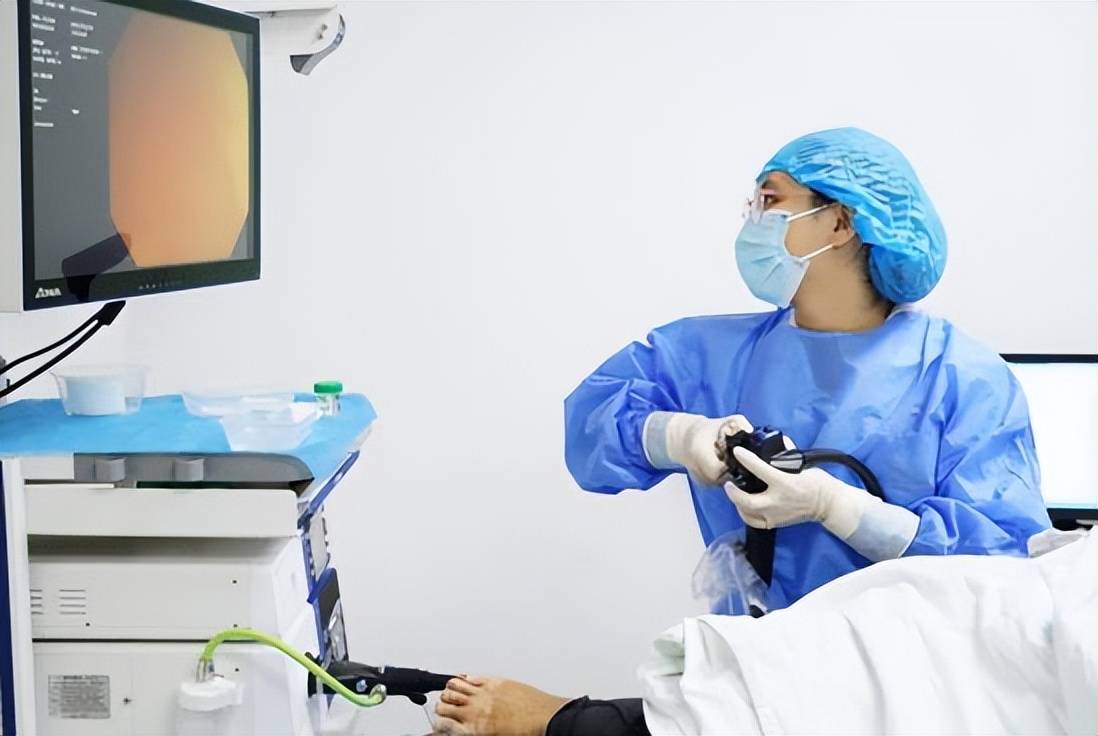 95后女医生打着石膏,拄着拐杖坚守岗位_刘菲_患者_检查