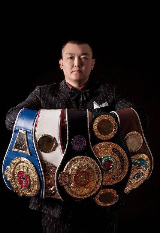 他一拳ko张志磊的我们拳王,横扫9条金腰带,如今却成为酒店拳王_张君龙