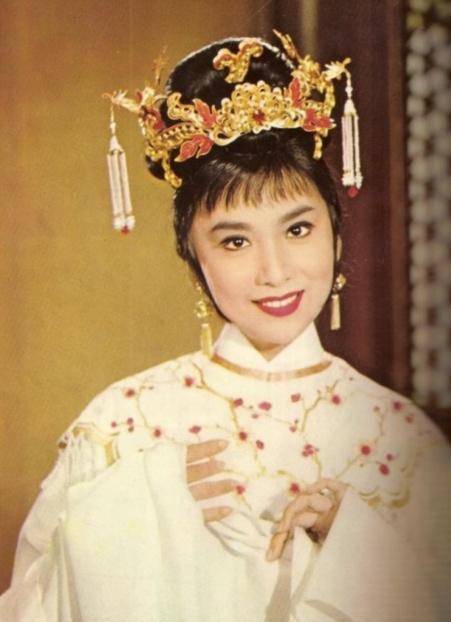 她是金庸口中的女神,金庸小说中的王语嫣就是因她而生_夏梦_对手_香港