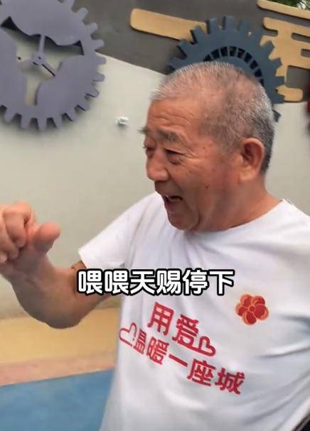 3岁小天赐与72岁爸闹矛盾,细节暴露父女现状,铁门上锁圈养家中_黄维平