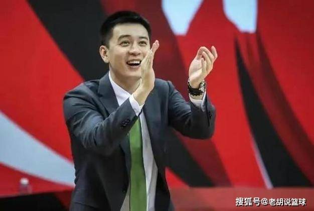 杨鸣今年38岁,球员时期一直在辽篮效力,退役之后担任俱乐部的管理层