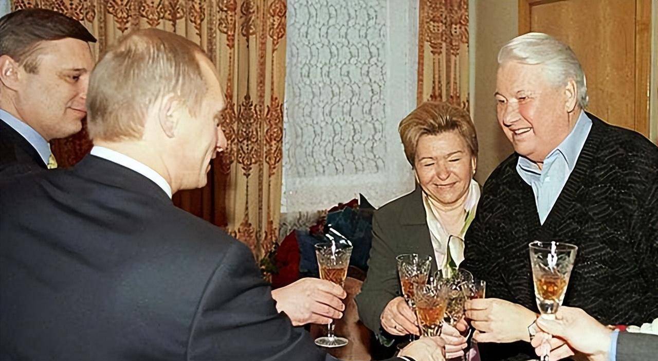 07年叶利钦去世享国葬,妻子选择与女儿同住,普京如何对待她们_奈娜