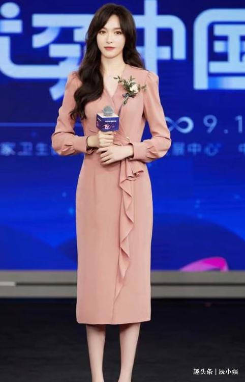37岁唐嫣近况复出,现身访谈节目,一身粉装尽显优雅_女儿_孩子_罗晋