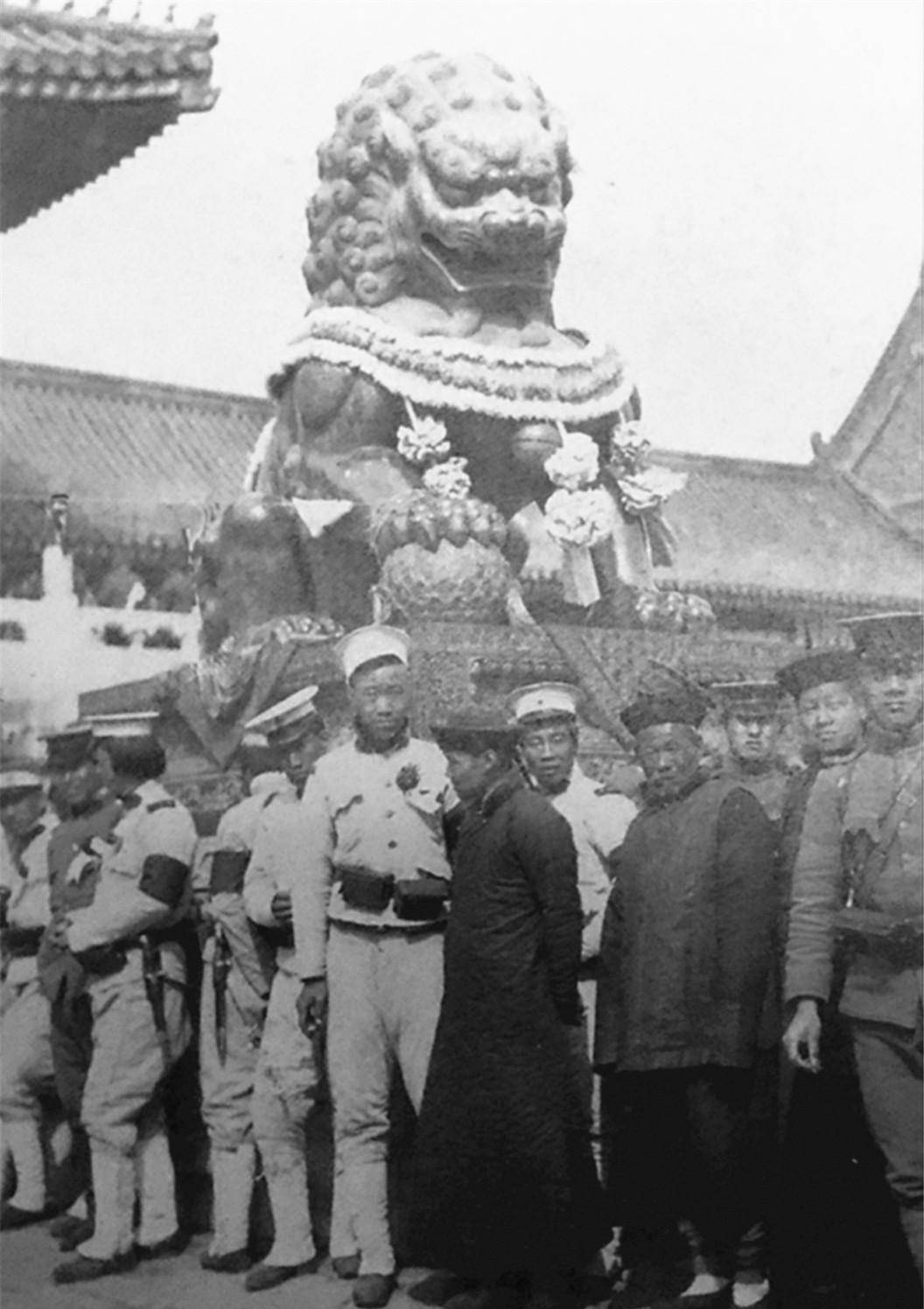 京城老百姓围观,无一人愿意下跪】更搞笑的还在后面,溥仪登基时有的人